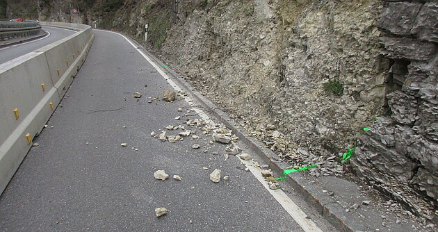 Das Foto den beschädigten Hang an der Honauer Steige. Abgebrochene Steine liegen auf dem angrenzenden Radweg